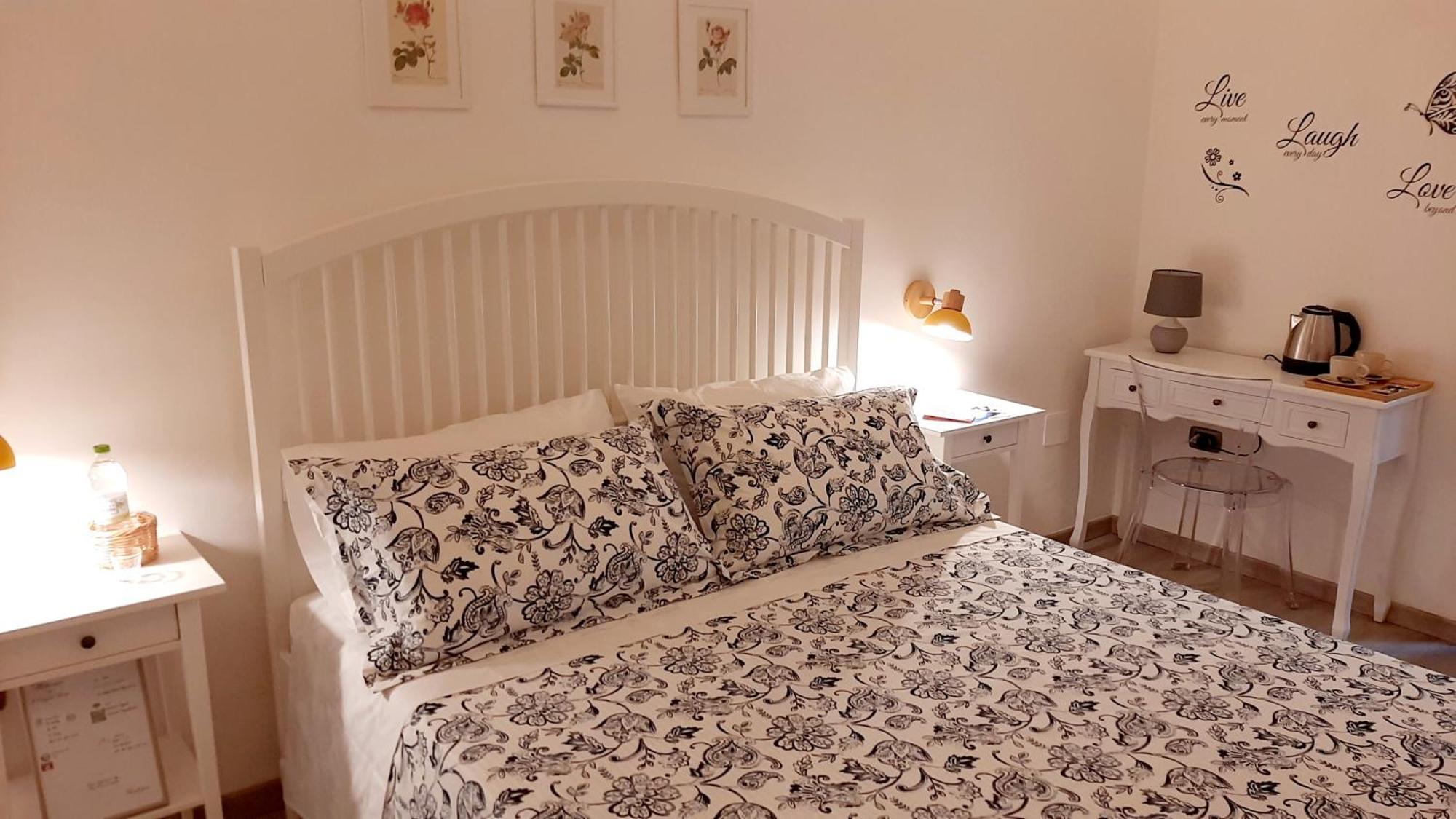 Il Poggiolo Fiorito Hotel Taranto Bagian luar foto